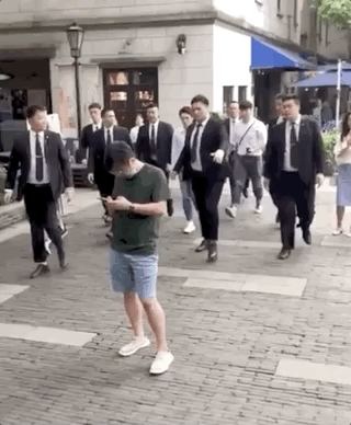 李佳琦|李佳琦为保安推人事件道歉，主动背锅受好评，公关能力强积累好口碑