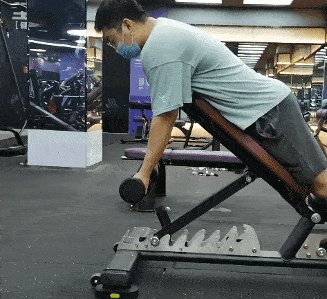 保持肘部内收,上臂固定,收缩肱二头肌,以半圆形轨迹将杠铃举起,俯身趴