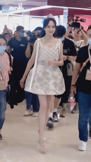 唐嫣秀美腿穿恨天高,脚背外翻走不稳太受罪