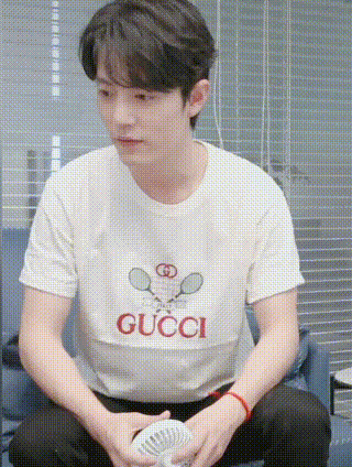 肖战|肖战露面，暗藏小惊喜，悄悄剧透遭嫌弃！大批粉丝开始认领手链！