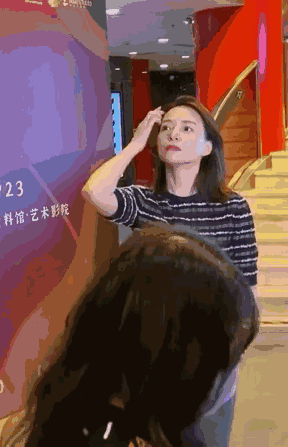 董卿|47岁董卿久违亮相状态好，皮肤紧致发亮，直男式打扮英气十足