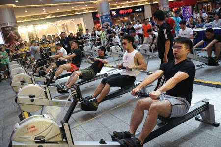 划船比赛开进了嘉定的商场里100余名选手用汗水演绎运动激情