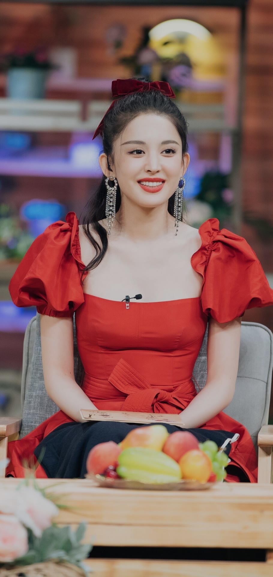 捕获到一位可可爱爱的娜扎穿红色礼服裙高级感十足