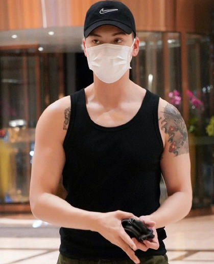 明星身上纹身的图案,鹿晗字母,许佳琪闪电,看到范丞丞:懵了!