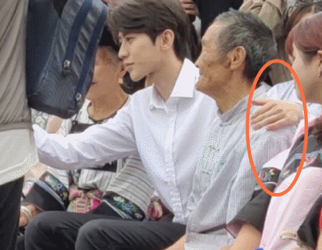 蔡徐坤参加活动与老人合照,谁注意他的拍照方式,素质不是装出来的