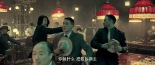 八佰|《八佰》三天十亿，一场戏摔十五次，这位“小”人物有大故事