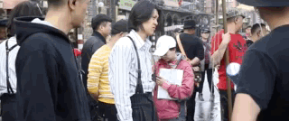 八佰|《八佰》三天十亿，一场戏摔十五次，这位“小”人物有大故事