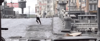 八佰|《八佰》三天十亿，一场戏摔十五次，这位“小”人物有大故事