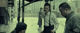 八佰|《八佰》三天十亿，一场戏摔十五次，这位“小”人物有大故事