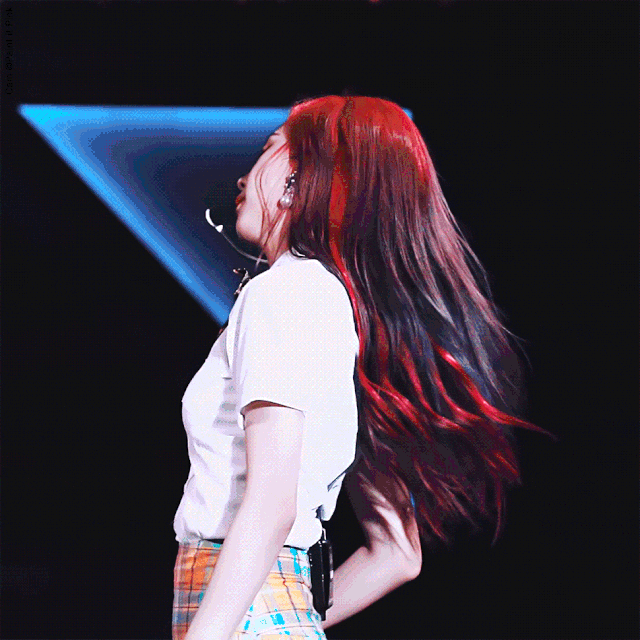 倒计时照片公开后,智秀的同款服饰也很快销售一空,美女果然很能带货!