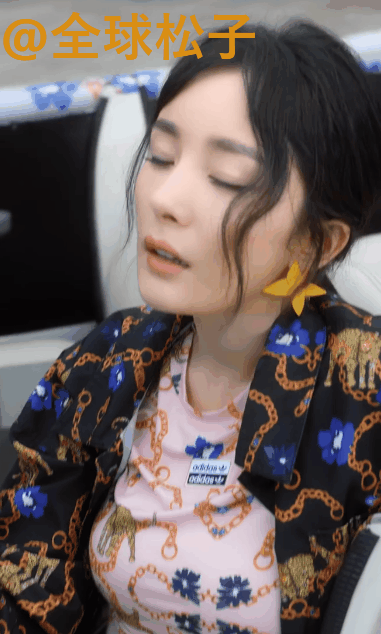杨幂|杨幂发布最新代言造型土气，被嘲“脸垮”硬凹少女感