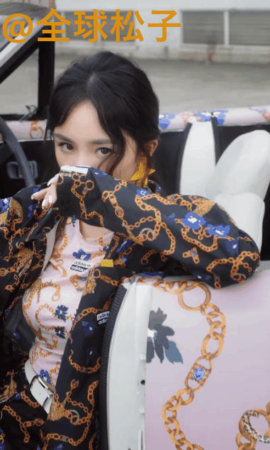 杨幂|杨幂发布最新代言造型土气，被嘲“脸垮”硬凹少女感