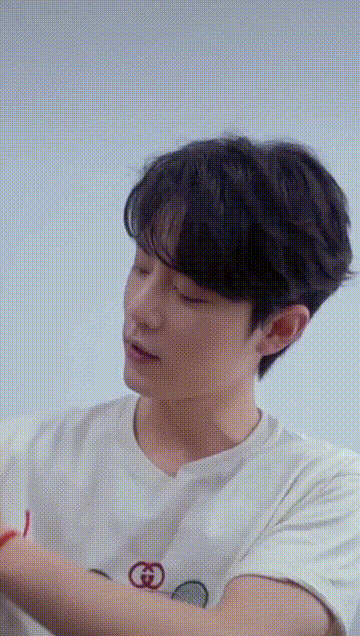 肖战|肖战肌肉也能被夸？粉丝大赞哥哥是猛男，是不是搞错方向了