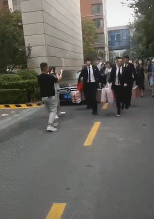 邓伦|邓伦又当伴郎！穿帅气西装提礼物一路小跑，戴清宫头饰被伴娘捉弄