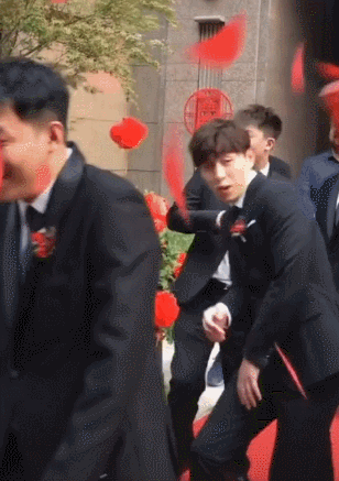 邓伦|邓伦又当伴郎！穿帅气西装提礼物一路小跑，戴清宫头饰被伴娘捉弄