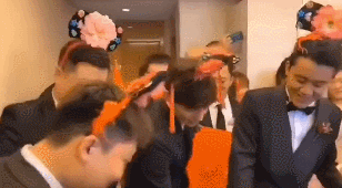 邓伦|邓伦又当伴郎！穿帅气西装提礼物一路小跑，戴清宫头饰被伴娘捉弄