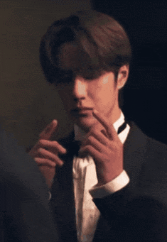 王一博|王一博进军北京2022冬奥会却被举报，手势代言出问题，被同僚拖累得太惨