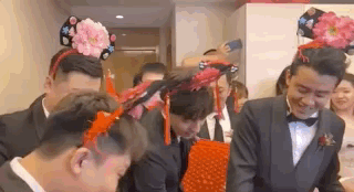 戴格格|邓伦又回老家当伴郎！扮格格、穿女装、嘴对嘴，啥游戏都玩