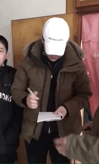 戴格格|邓伦又回老家当伴郎！扮格格、穿女装、嘴对嘴，啥游戏都玩