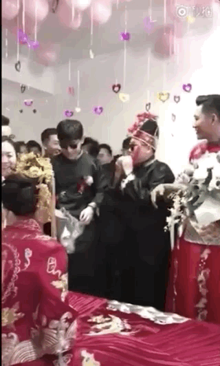 戴格格|邓伦又回老家当伴郎！扮格格、穿女装、嘴对嘴，啥游戏都玩
