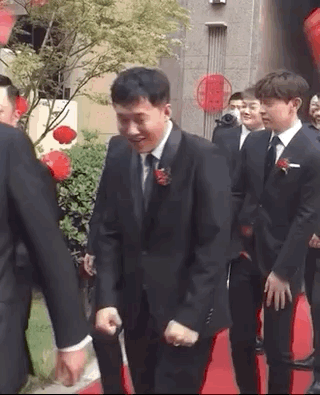 戴格格|邓伦又回老家当伴郎！扮格格、穿女装、嘴对嘴，啥游戏都玩