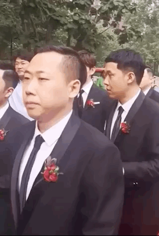 戴格格|邓伦又回老家当伴郎！扮格格、穿女装、嘴对嘴，啥游戏都玩