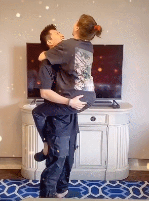 何超莲|何超莲窦骁同居再添实锤？女方自拍臭美，窦骁在一旁哼歌秀恩爱