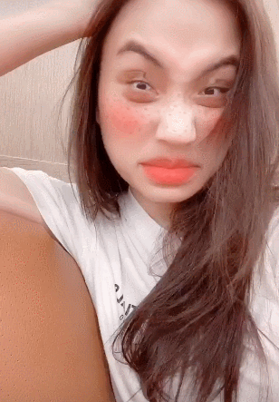 何超莲|何超莲窦骁同居再添实锤？女方自拍臭美，窦骁在一旁哼歌秀恩爱