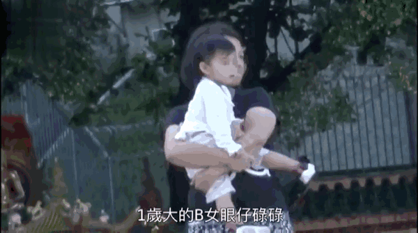 霍启刚|霍启刚晒家庭照，抱着俩子女很温馨，1.5亿豪宅客厅小成这样