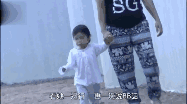 霍启刚|霍启刚晒家庭照，抱着俩子女很温馨，1.5亿豪宅客厅小成这样