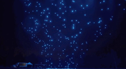 刷爆朋友圈的无人机灯光秀连续2年荣登央视春晚这家公司点亮了夜空的