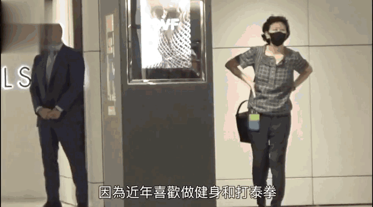 周凯旋|李嘉诚59岁红颜周凯旋逛街，身形苗条保镖护航，买多套毛衣均上万元