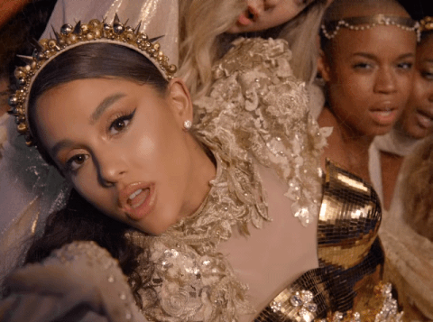 a妹习惯在表现性感的时候伸出舌头舔自己的嘴唇,给人更浓厚的诱惑.呐!