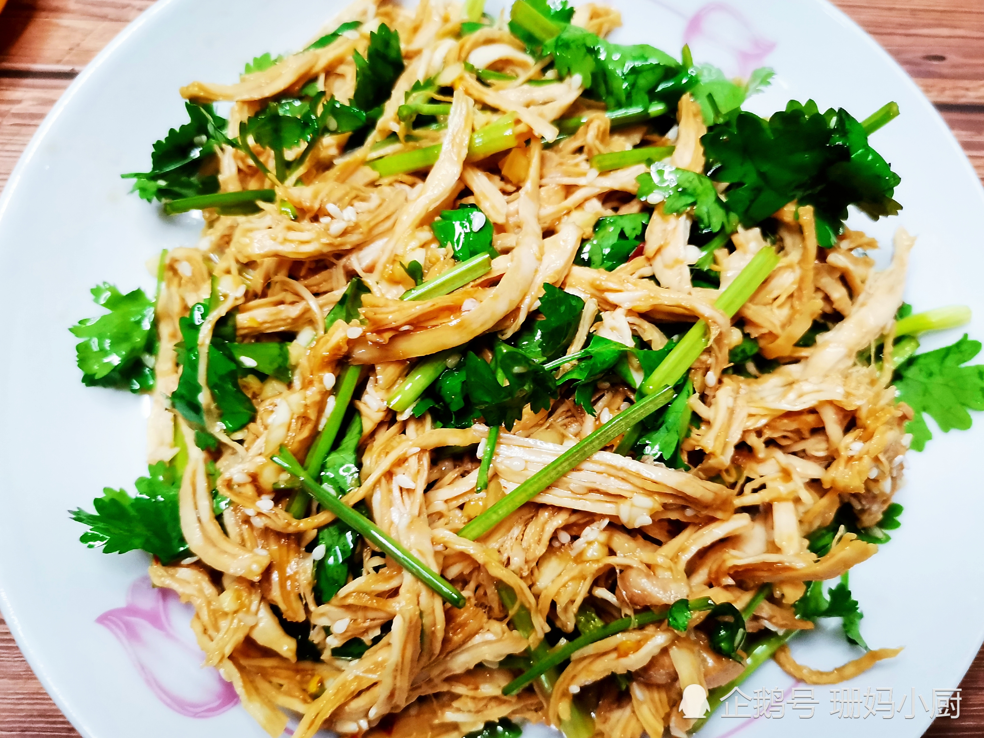 鸡胸肉煮一煮撕成丝加调料拌一拌喷香下饭越嚼越香