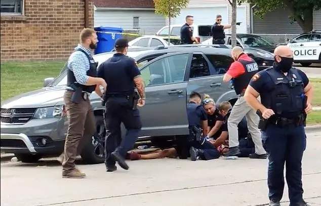 美國警察再次射殺黑人 芝加哥黑幫揭竿而起 持槍高呼 推翻白宮 互動頭條