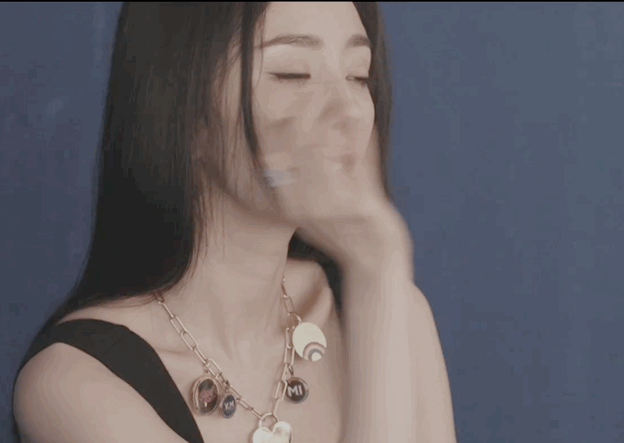 杨幂|杨幂油画风大片假到被嘲，脸部网红味十足，朝天鼻夸张鼻孔抢镜