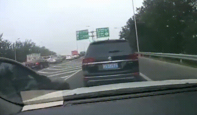 北京|北京街头，一男子曝光遭旁车别停！还被威胁？！后者拿出视频反击喊冤，究竟谁的错？