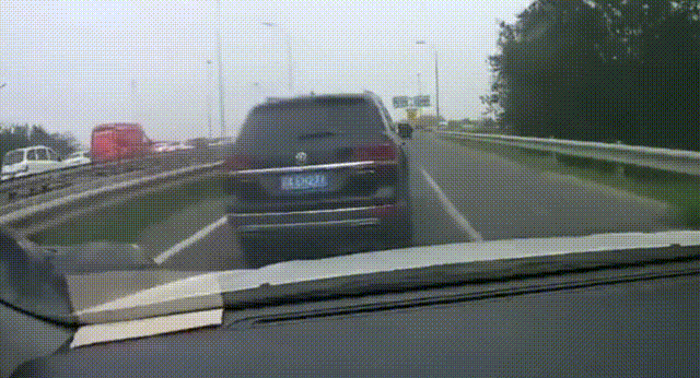 北京|北京街头，一男子曝光遭旁车别停！还被威胁？！后者拿出视频反击喊冤，究竟谁的错？