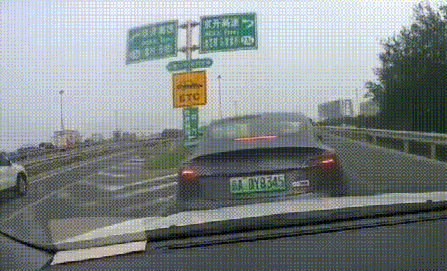 北京|北京街头，一男子曝光遭旁车别停！还被威胁？！后者拿出视频反击喊冤，究竟谁的错？