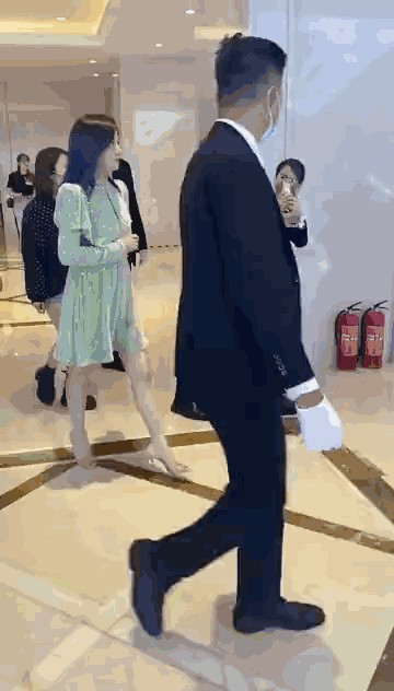 赵薇|赵薇久违露面，造型土气显得脖子短脸很大，浪费了她的美貌