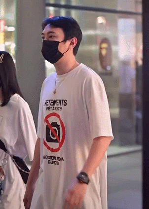 王思聪|王思聪带女伴逛街帮忙提包，美女手故意接近，小心机不被王思聪理会