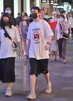王思聪|王思聪带女伴逛街帮忙提包，美女手故意接近，小心机不被王思聪理会