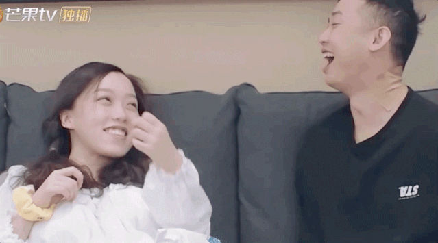 陈小春|满嘴狗粮！直播秀恩爱，比应采儿陈小春的爱情还甜！