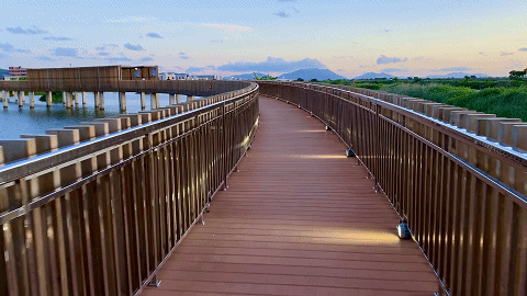 5公里的水上栈道飞架在生态湖上,如蜿蜒的游龙,构成一幅醉人的水墨