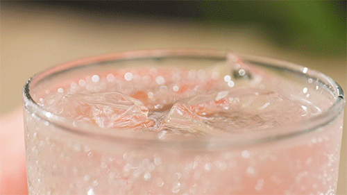 这时拿出气泡水倒在装满冰块的杯子里,听着"滋滋啦啦"的声音,得救了!