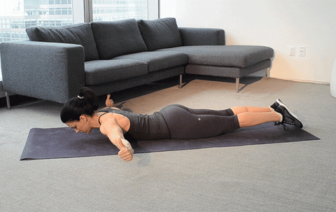 感到肩膀酸，害怕得了颈椎病？2套简单的肩颈理疗瑜伽动作，一定要常练！