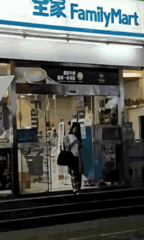 赵丽颖|赵丽颖街头拍戏被围观仍一秒入戏，格子裤配白袜黑拖鞋显土气