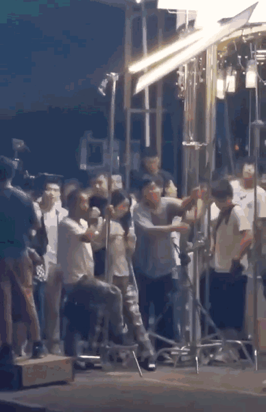 赵丽颖|赵丽颖街头拍戏被围观仍一秒入戏，格子裤配白袜黑拖鞋显土气