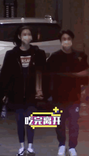 何猷君|何猷君奚梦瑶街边撸串，奚梦瑶穿着朴素长腿抢镜，牵手回家好恩爱
