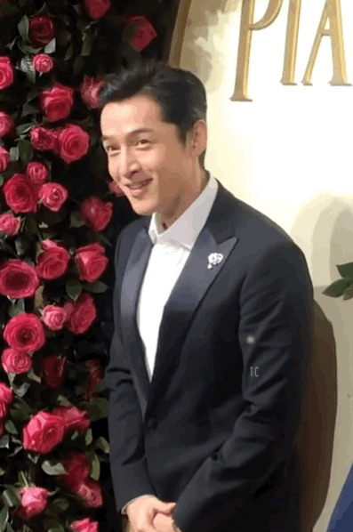 胡歌|胡歌侧颜生图！怼脸拍发际线依旧很优越，被人夸奖不忘鞠躬致谢，超有礼貌
